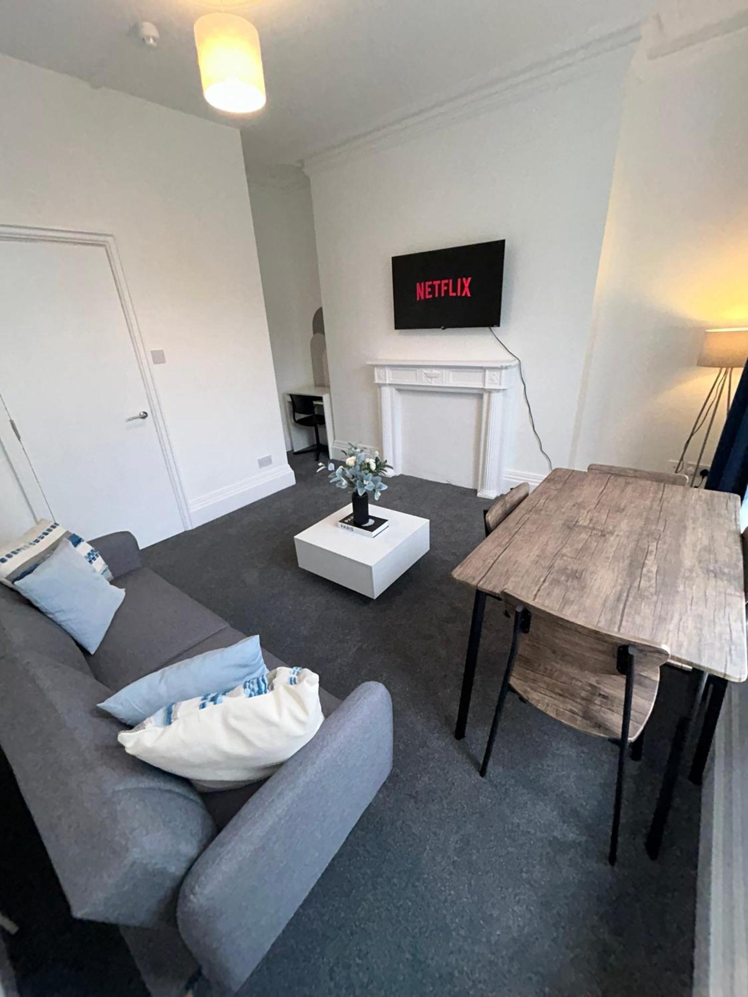 Brand New Modern Apartments Steps From Gloucester Quays Buitenkant foto