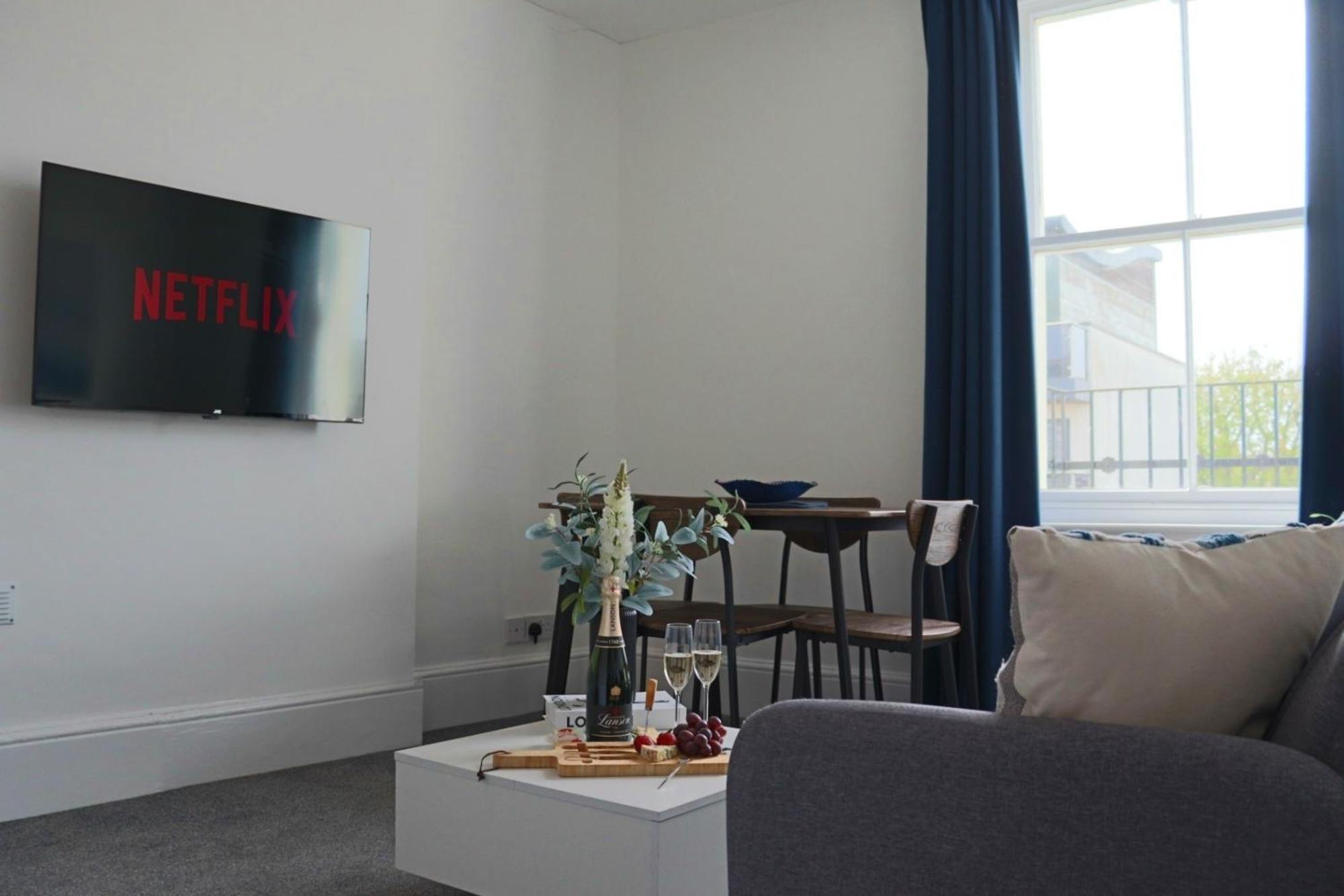 Brand New Modern Apartments Steps From Gloucester Quays Buitenkant foto